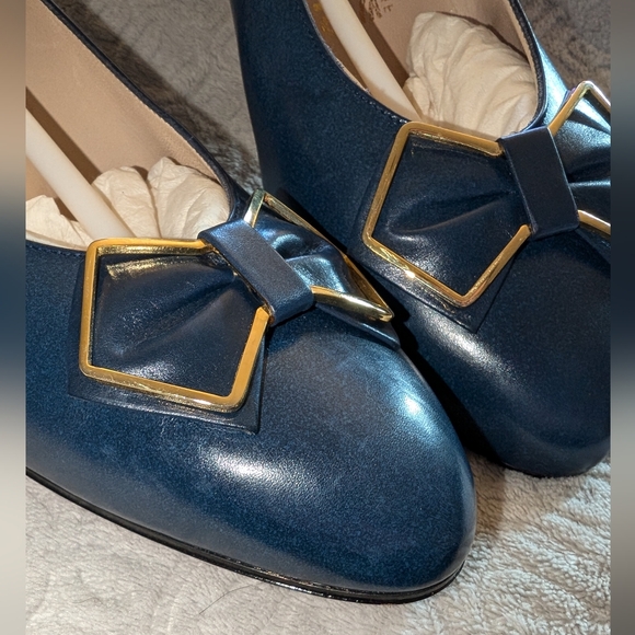 NWOT! SALVATORE FERRAGAMO BLUE Leather Pumps with Bows - Picture 3 of 16